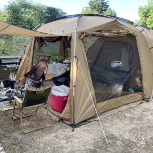 キャンプ　テント　食事